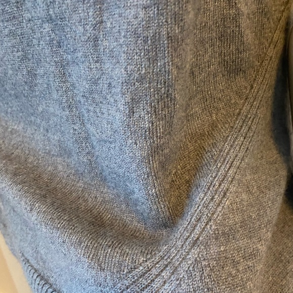 Nicole Miller 100% extra fine merino wool cowl neck sweater-size medium - Picture 3 of 4